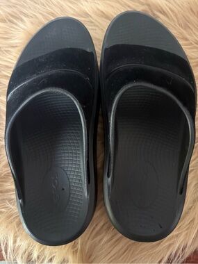 Black Slide Sandals - OOFOS